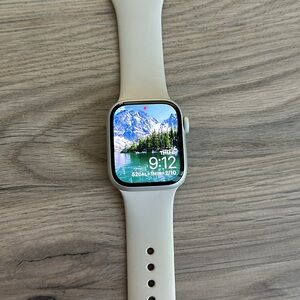 Apple Watch Series 9 [GPS + Cellular 41mm] Smartwatch with Silver Aluminum Case
